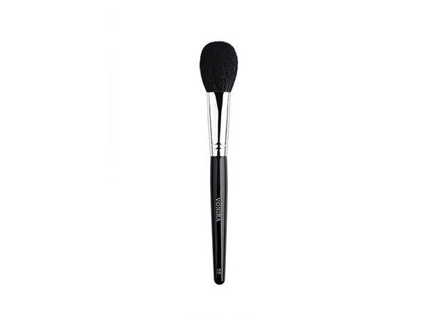High Quality Round Blush Brush on the cheeckbone and temple